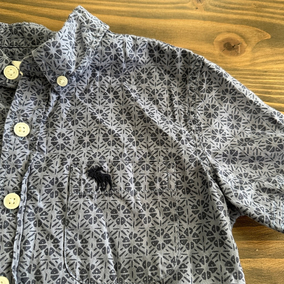 Boys Abercrombie Kids Blue Geometric Print Short Sleeve Button Down Shirt Size 5 - Picture 3 of 5